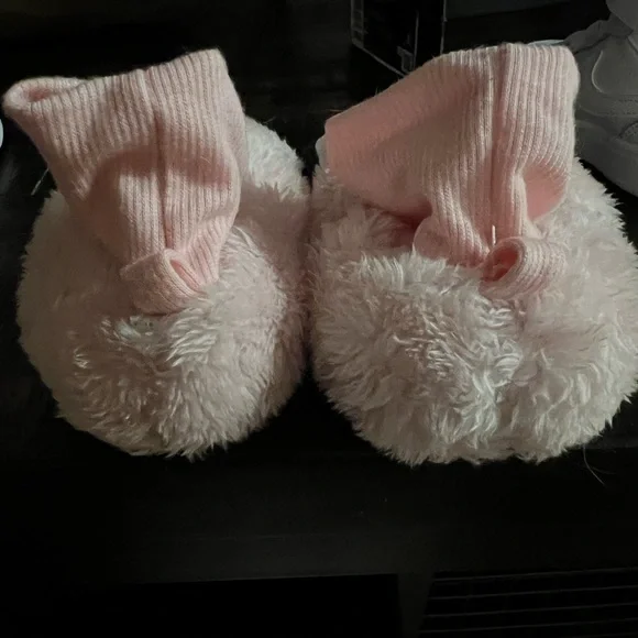 Carters pink dinosaur slippers size 12-18 month great condition never worn - Picture 3 of 4
